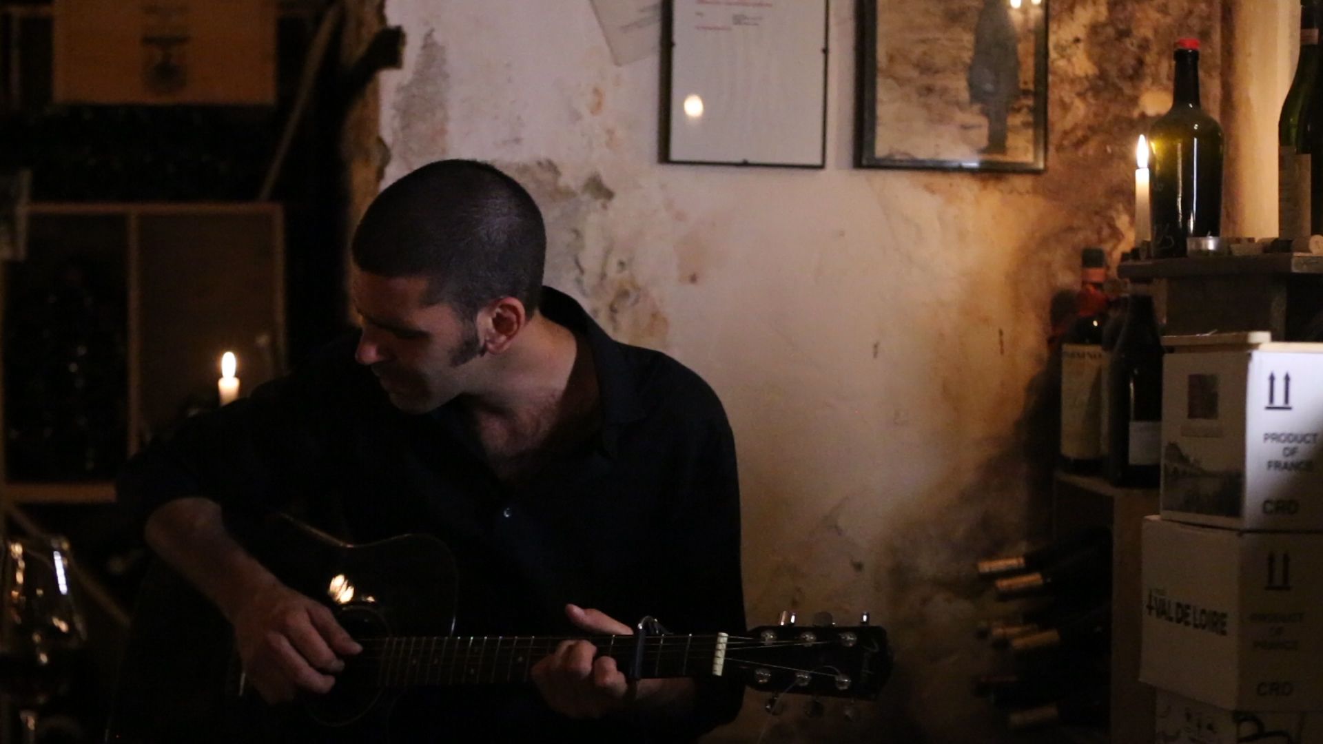 Francesco Pelosi suona la chitarra in un locale